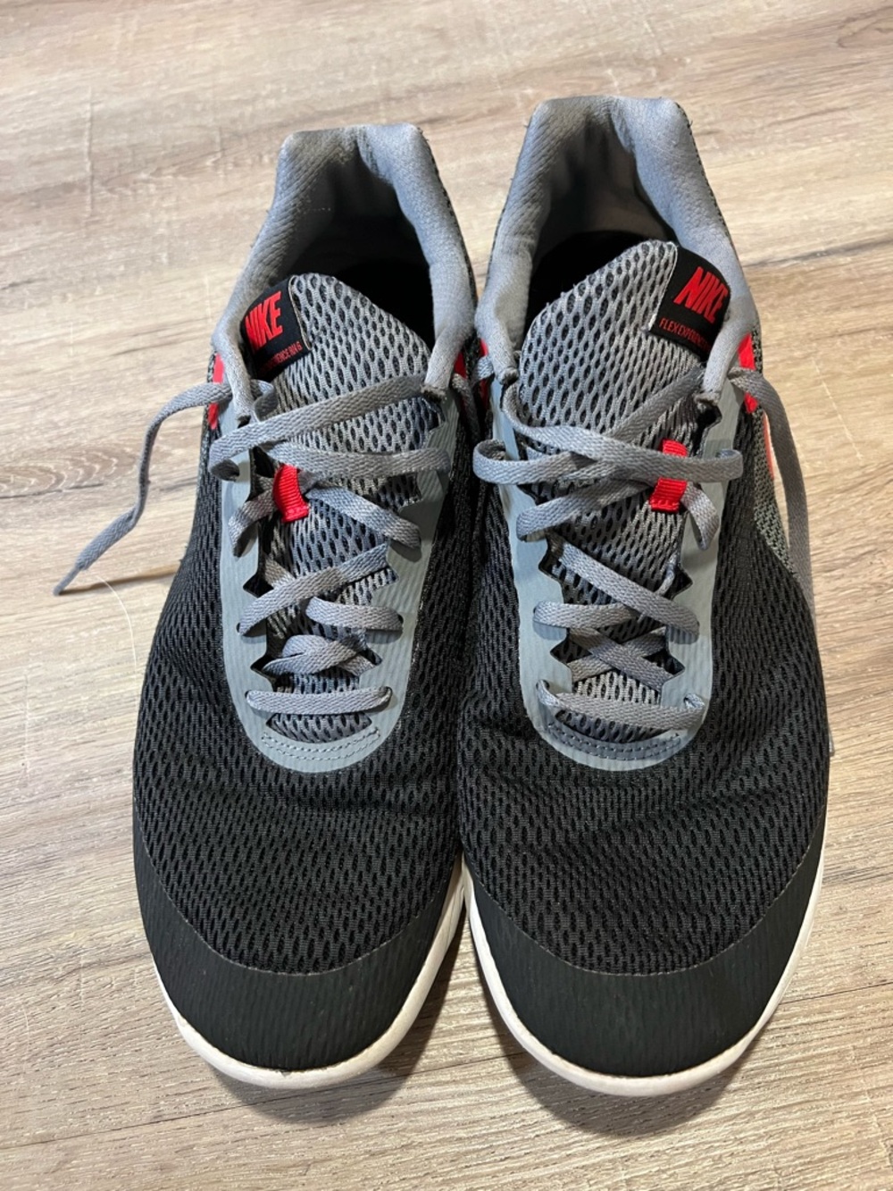 Nike Men’s Black & Gray Athletic Running Shoes with Red Highlights - Picture 2 of 5